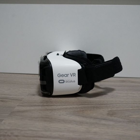 Authentic Samsung Gear VR powered by Oculus with Original Box 1st Edition - Picture 5 of 8